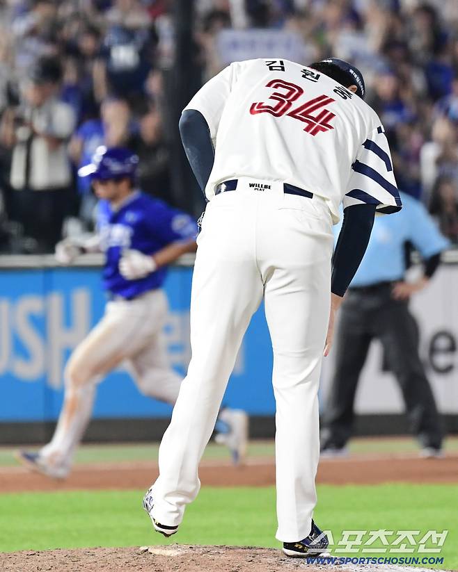 17일 부산 사직구장에서 열린 롯데와 삼성의 경기. 8회초 1사 만루. 삼성 김영웅이 롯데 김원중을 상대로 동점 만루홈런을 날렸다. 홈런을 허용한 김원중. 부산=송정헌 기자songs@sportschosun.com/2025.08.17/
