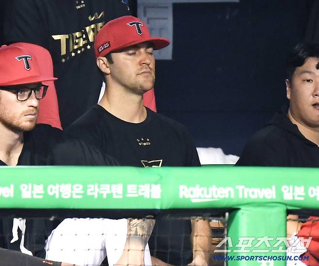 17일 서울 잠실구장에서 열린 KIA-두산전. 8회말 팀이 역전 당하자 7이닝 무실점으로 호투한 선발투수 네일이 아쉬워하고 있다. 사진=정재근 기자