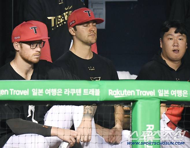 허망한 역전을 지켜 본 네일이 눈을 감고 있다.