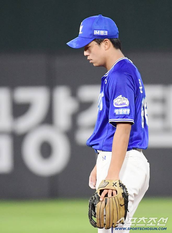 17일 부산 사직구장에서 열린 롯데와 삼성의 경기. 7회말 1사 1, 2루. 삼성의 송구 실책으로 두 명의 주자가 득점한 롯데. 송구 실책한 양도근. 부산=송정헌 기자songs@sportschosun.com/2025.08.17/