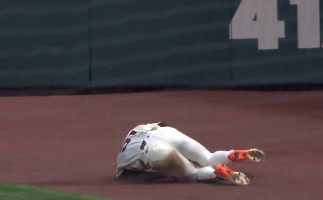 중견수 이정후가 4회초 선두타자 얀디 디아즈의 우중간 플라이를 전력질주해 잡아내고 있다. 이정후는 글러브를 맞고 튀어나온 공을 두 무릎으로 잡아 끝내 놓치지 않았다. 사진=MLB.TV 캡처