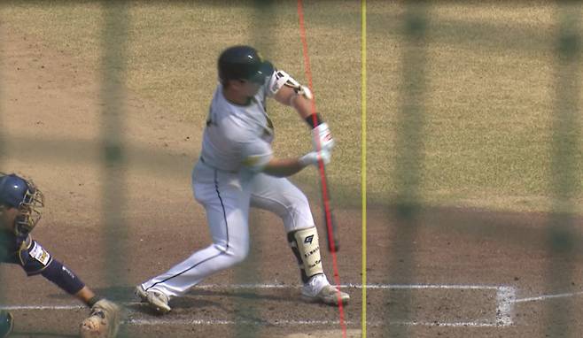 방망이가 홈플레이트를 넘지 않았지만 90도를 초과해 스윙이다. KBO홈페이지 캡쳐