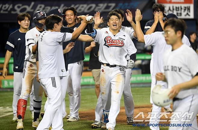 15일 잠실구장에서 열린 두산 베어스와 KIA 타이거즈의 경기. 연장 11회말 두산 안재석이 끝내기 솔로포를 날린 뒤 환호하고 있다. 잠실=박재만 기자 pjm@sportschosun.com/2025.08.15/