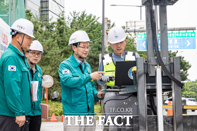 최호권 영등포구청장이 4일 오후 여의도동 일대에서 GPR(지표투과레이더) 장비를 직접 살피고 있다. /영등포구