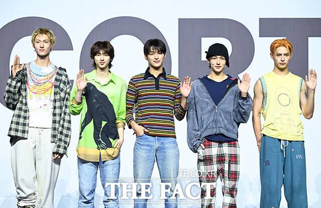 그룹 코르티스(CORTIS)의 마틴과 주훈, 건호, 성현, 제임스(왼쪽부터)가 18일 오후 서울 용산구 블루스퀘어 SOL 트래블홀에서 열린 데뷔 앨범 'COLOR OUTSIDE THE LINES(컬러 아웃사이드 더 라인스)' 발매 기념 쇼케이스에 참석해 포즈를 취하고 있다. /서예원 기자