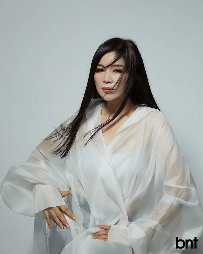 블라우스는 갸즈드랑 제품.