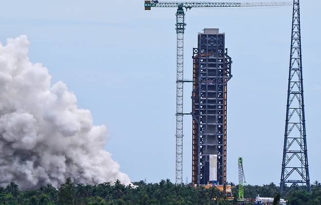 중국의 차세대 우주 발사체 '창정-10호'가 지난 15일 오후 하이난성 원창 우주기지에서 첫 번째 정적 연소 시험을 진행하는 모습. /신화통신 연합뉴스