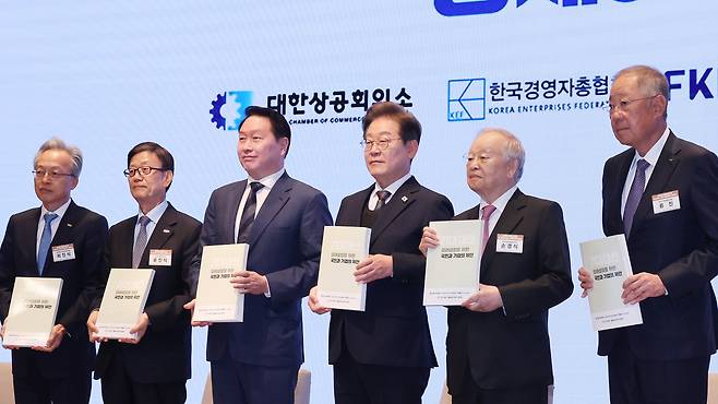 이재명 대통령이 지난 5월 더불어민주당 대선 후보시절 서울 중구 대한상공회의소에서 열린 경제5단체장과 간담회에 참석해 정책제언집을 들고 함께 기념사진을 찍고 있다./국회사진기자단