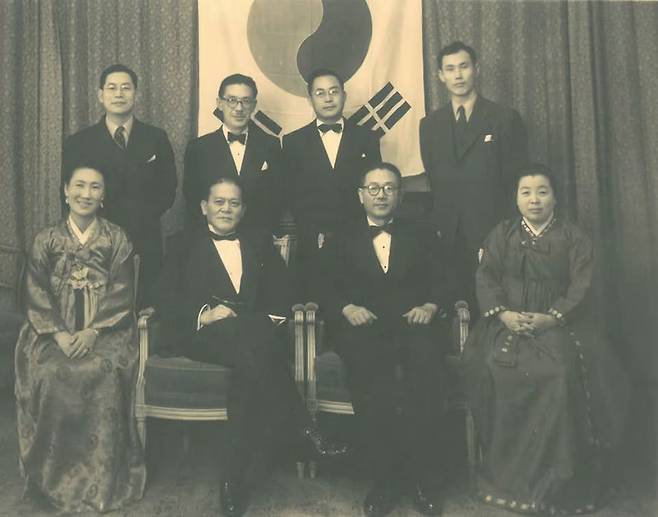 1948년 대한민국 승인을 얻기 위해 프랑스 파리에서 열린 제3차 유엔총회에 참석한 대표단. 아래 왼쪽부터 모윤숙 조병옥 장면 김활란, 위 왼쪽부터 정일형 김우평 장기영 김진구. /운석장면기념사업회 제공