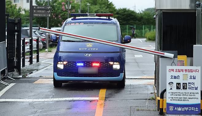 구속된 김건희 여사를 태운 호송차가 지난 14일 오전 서울 구로구 서울남부구치소에서 특검 사무실로 향하고 있다./뉴스1