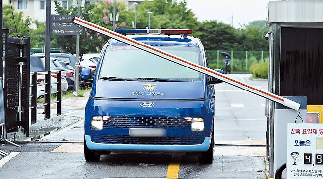 남부구치소 나서는 호송 차량 - 14일 오전 서울 구로구 남부구치소에서 김건희 여사를 태운 호송 차량이 서울 종로구 민중기 특검팀 사무실로 출발하고 있다. 김 여사는 이날 민중기 특검팀에 소환돼 구속 후 첫 조사를 받았다. /뉴스1