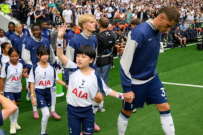 지난 16일(현지 시각) 치러진 영국 토트넘 홋스퍼 대 번리 경기에 에스코트 키드로 등장한 박태민 군/토트넘 제공