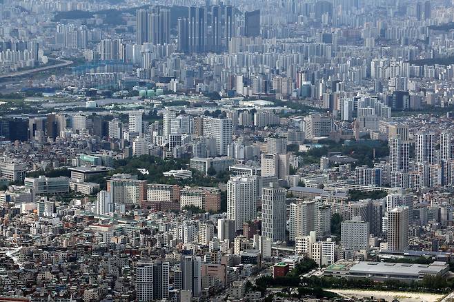 서울 송파구 롯데월드타워 전망대 서울스카이에서 바라본 서울 시내 아파트 및 빌라단지의 모습. /연합뉴스