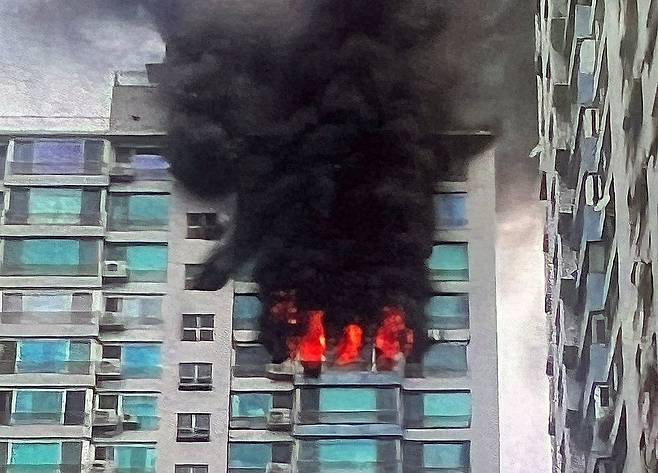 17일 오전 서울 마포구 창전동의 한 아파트 에서 화재가 발생해 불길이 번지고 있다. /뉴스1