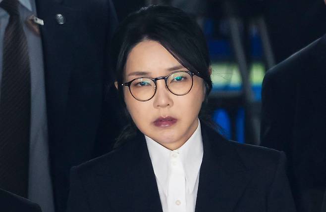 윤석열 전 대통령 부인 김건희 여사가 지난 12일 오후 서울 서초구 서울중앙지법에서 열린 구속 전 피의자 심문(영장실질심사)을 마치고 나오고 있다. /뉴스1
