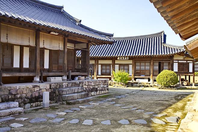 좌측에 보이는 건물이 화경당으로 경제권을 가진 바깥주인이 기거하던 곳이다.