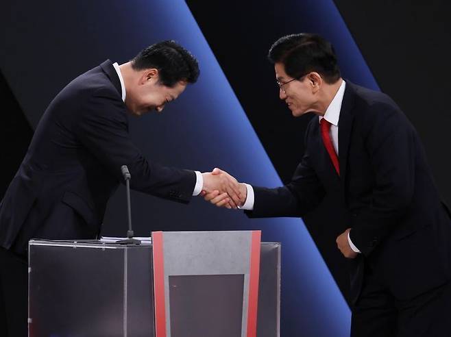 국민의힘 김문수 당대표 후보(사진 오른쪽)와 장동혁 후보가 17일 오후 서울 여의도 KBS에서 진행된 '당대표 후보자 TV토론회'에 참석해 악수를 하고 있다. ⓒ뉴시스