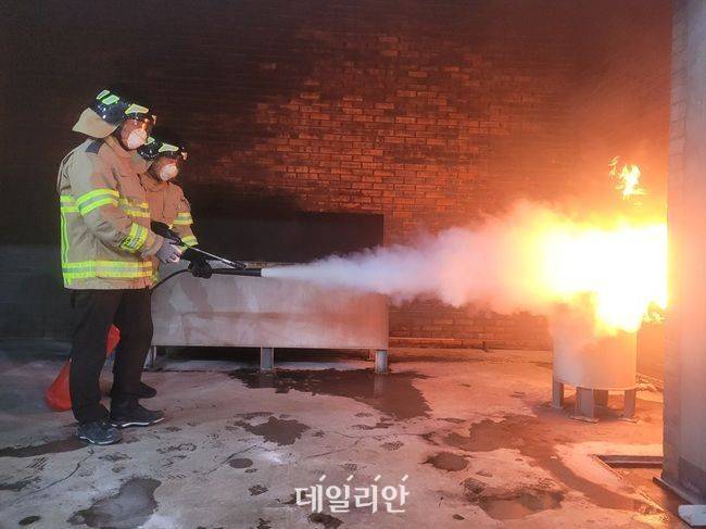 한국해양교통안전공단 어선원안전감독관이 선내 화재 상황 발생을 가장한 대응 교육을 하고 있다. ⓒ한국해양교통안전공단
