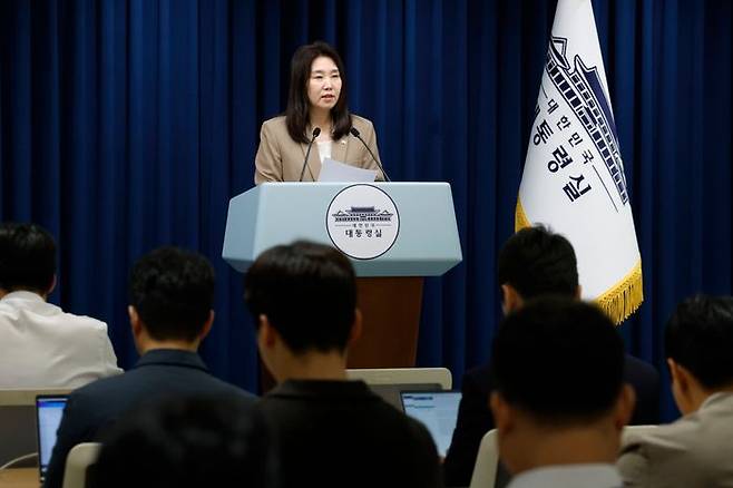 강유정 대변인이 18일 서울 용산 대통령실 청사에서 을지 국가안전보장회의 및 국무회의 관련 브리핑을 하고 있다. ⓒ뉴시스