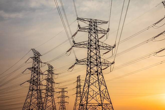 대만에서 20대 남성이 노을을 찍기 위해 송전탑에 올랐다가 감전돼 추락해 숨졌다. 이 사고로 산불과 정전 피해가 발생했으며 경찰이 경위를 조사 중이다. 기사와 관련 없는 자료 이미지. 출처-게티이미지뱅크