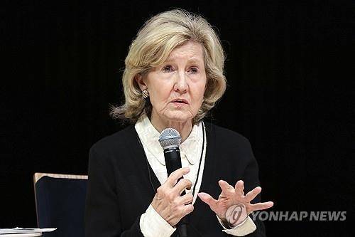 주(駐)나토(NATO·북대서양조약기구) 미국 대사를 지낸 케이 베일리 허치슨 전 미국 연방상원의원이 지난 5월 23일 미국 오하이오주 데이턴에서 열린 나토 의회연맹 총회에서 발언하고 있다. AP 연합뉴스