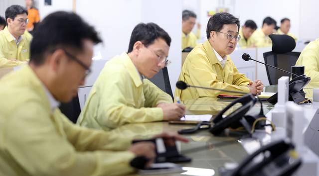 18일 오전 경기도청 전시종합상황실에서 김동연 경기도지사, 부지사, 경기도소방재난본부장 등이 참석한 가운데 2025년 을지연습 최초 상황보고 회의가 사진제공=경기도