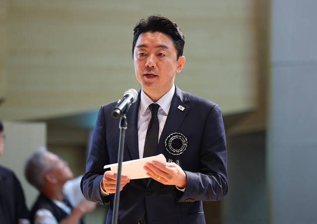 대통령 추모사 대독하는 강훈식 비서실장. 연합뉴스