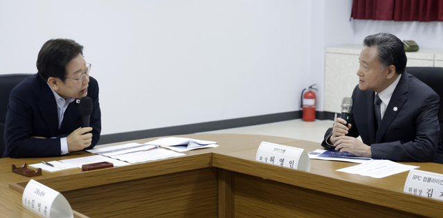 이재명(왼쪽) 대통령이 지난달 25일 경기 시흥시 SPC 삼립 시흥 공장에서 열린 산업재해 근절 현장 노사간담회에서 허영인(오른쪽) SPC그룹 회장에게 근로자 노동 환경 등에 대해 질문하고 있다. [연합뉴스]