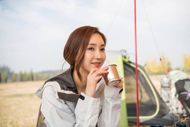 커피 마시는 여성. 너무 뜨거운 커피나 차를 마시는 사람은 식도암에 걸릴 위험이 높다는 연구결과가 나와 주목된다. [아이클릭아트 제공]