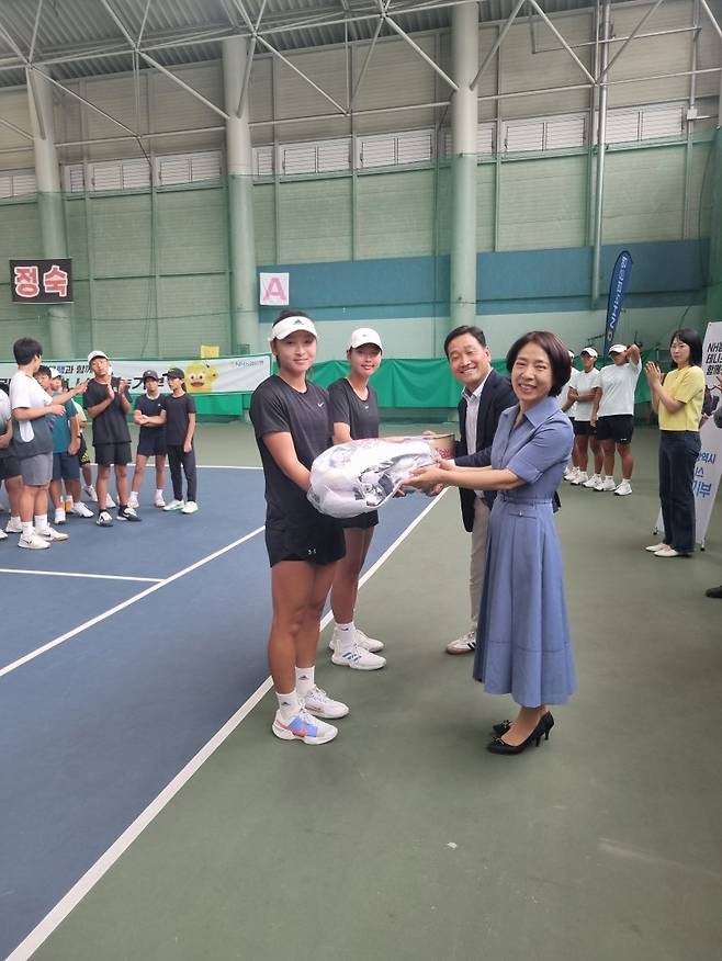 지난 6월 대전광역시 테니스 재능기부 행사에서 농협은행 황진선 대전본부장(앞줄 오른쪽 첫번째부터)과 임영섭 홍보부 스포츠국장이 테니스 용품을 전달하고 있다.
