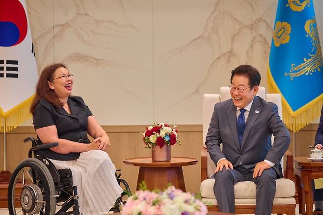 이재명 대통령이 18일 서울 용산 대통령실 청사에서 태미 덕워스(민주·일리노이) 미국 연방 상원의원을 접견, 대화하고 있다. 대통령실 제공