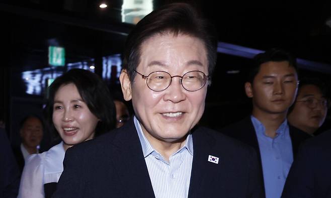 이재명 대통령과 김혜경 여사가 17일 서울 용산에서 ‘독립군:끝나지 않은 전쟁’을 관람 후 시민들과 인사하고 있다. 연합뉴스