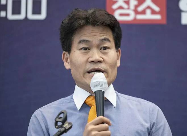 한국사 강사 전한길 씨가 지난 4월16일 서울 중구 프레스센터에서 열린 ‘국민이 국민을 지킨다! 국민수사대 출범식’에 참석해 축사하고 있다. 연합뉴스