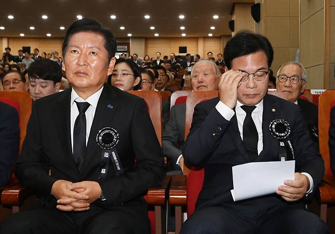 정청래 더불어민주당 대표(왼쪽)와 송언석 국민의힘 비상대책위원장 겸 원내대표가 18일 서울 동작구 국립서울현충원 현충관에서 열린 김대중 전 대통령 서거 16주기 추모식에 참석해 있다. 공동취재사진