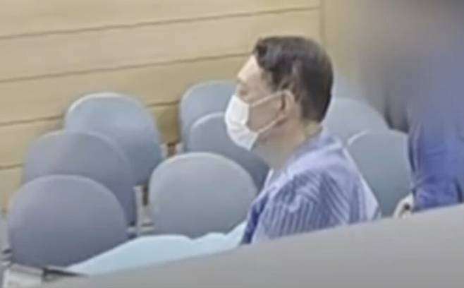 지난 14일 경기 안양시 한림대성심병원에서 포착된 윤석열 전 대통령. 엠비엔(MBN) 뉴스 유튜브 갈무리