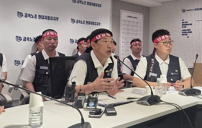 문용문 금속노조 현대자동차지부장이 18일 울산공장 노조사무실에서 올해 임금·단체협약 교섭 상황에 대한 입장을 밝히고 있다. 주성미 기자