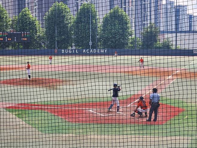 충남 천안 북일고 야구부가 2025년 8월5일 교내 야구장에서 경기도 평택 청담고와 연습 경기를 하고 있다. 장필수 기자 feel@hani.co.kr