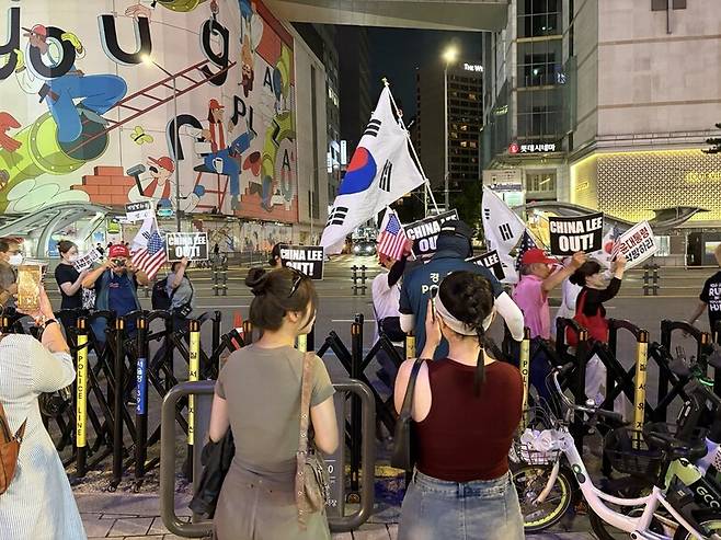 ‘윤 어게인’ 시위 참가자들이 2025년 8월5일 밤 서울 중구 명동 인근을 행진하고 있다. 임재희 기자