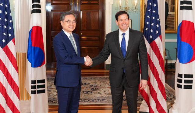 조현(왼쪽) 외교부 장관이 지난달 31일 미국 워싱턴D.C. 국무부 청사에서 마코 루비오 미국 국무장관과 기념촬영을 하고 있다. 뉴시스