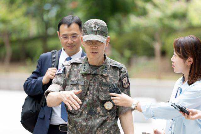 직무정지된 김용대 전 드론작전사령관이 17일 서울 서초구 서울고검에 마련된 조은석 내란·외환 특별검사팀 사무실로 조사를 받기 위해 들어서고 있다. 뉴스1