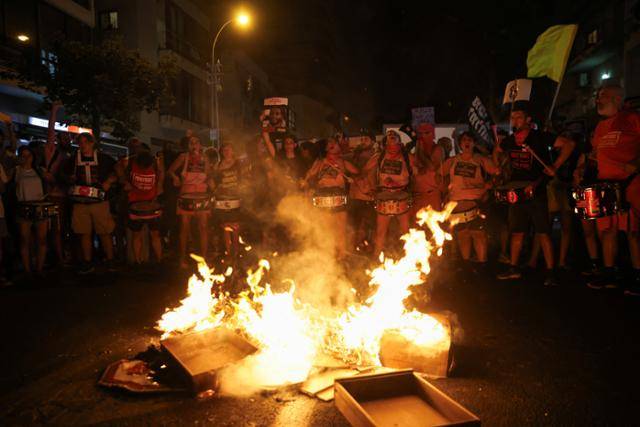 17일 이스라엘 텔아비브에서 가자 전쟁의 종식을 요구하는 시위가 벌어지고 있다. 텔아비브=로이터 연합뉴스