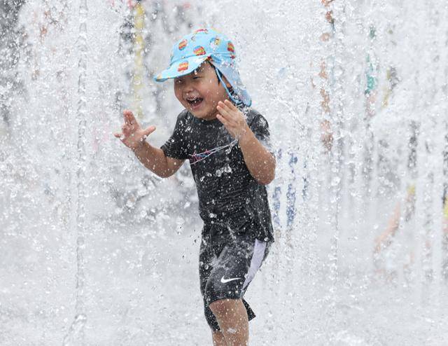 전국 대부분 지역에 폭염특보가 발효됐던 17일 서울 광화문광장 바닥 분수에서 한 어린이가 뛰놀고 있다. 연합뉴스