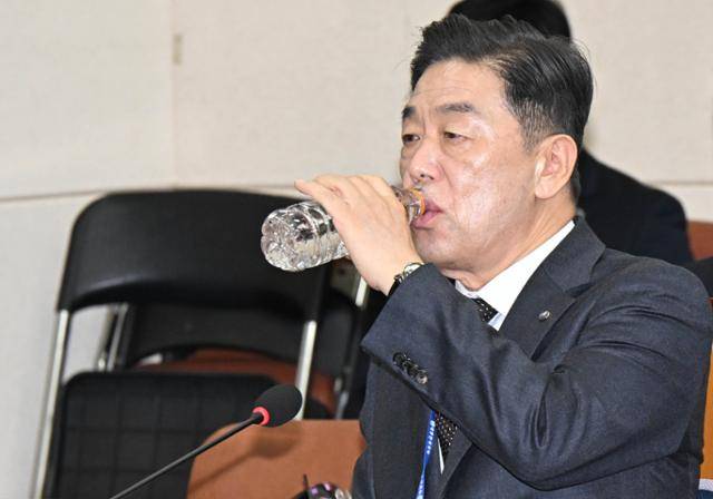 김형석 독립기념관 관장이 지난해 10월 22일 국회 정무위원회에서 열린 국정감사에 출석해 물을 마시고 있다. 고영권 기자