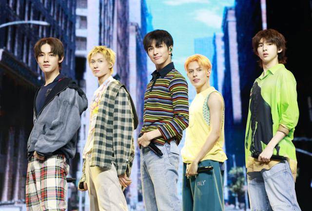 보이그룹 코르티스가 18일 서울 용산구 블루스퀘어에서 열린 쇼케이스에서 신곡을 선보이고 있다. 왼쪽부터 성현 마틴 건호 제임스 주훈. 뉴스1