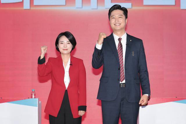 손수조(왼쪽), 우재준 국민의힘 청년최고위원 후보가 18일 서울 강서구 마곡동 ASSA 아트홀에서 열린 TV토론회에서 기념 촬영을 하고 있다. 국민의힘 제공