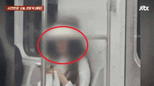 서울 지하철 노약자석에 앉아 전자담배를 피운 여성이 누리꾼들의 거센 비난을 받고 있다./사진=JTBC ‘사건반장’ 캡처