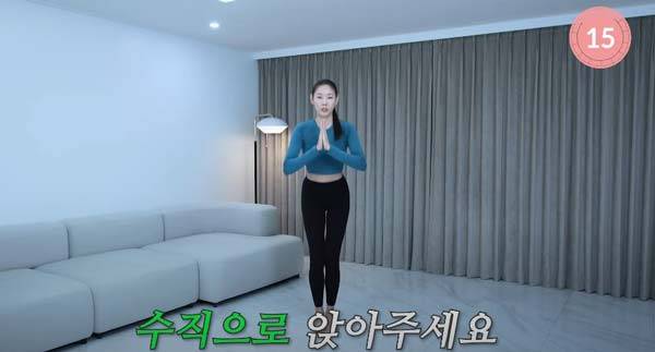 내로우 스쿼트 수행 중인 한혜진.​/사진=한혜진 유튜브 채널 캡처