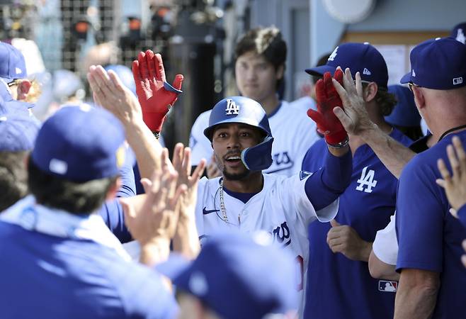 <yonhap photo-2167=""> Los Angeles Dodgers' Mookie Betts is congratulated in the dugout after hitting a one-run home run against the San Diego Padres during the eighth inning of a baseball game Sunday, Aug. 17, 2025, in Los Angeles. (AP Photo/Kevork Djansezian)/2025-08-18 08:54:00/ <저작권자 ⓒ 1980-2025 ㈜연합뉴스. 무단 전재 재배포 금지, AI 학습 및 활용 금지></yonhap>
