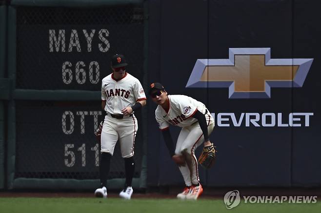 18일(한국시간) 탬파베이전 4회 디아스의 타구를 슬라이딩 캐치로 연결한 뒤 무릎 사이에서 공을 꺼내는 이정후. [AP=연합뉴스]