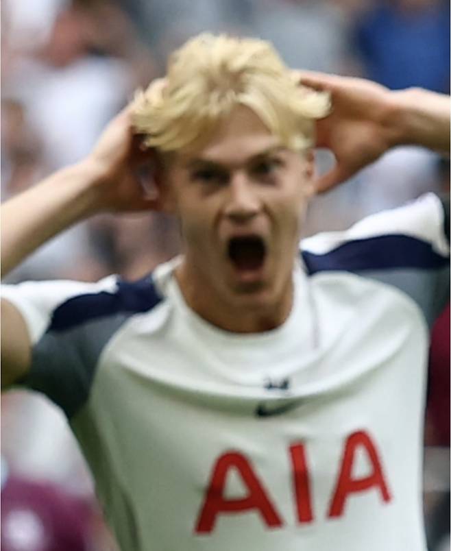 히샤를리송의 원더골을 보고 놀란 베리발. 사진=토트넘 SNS